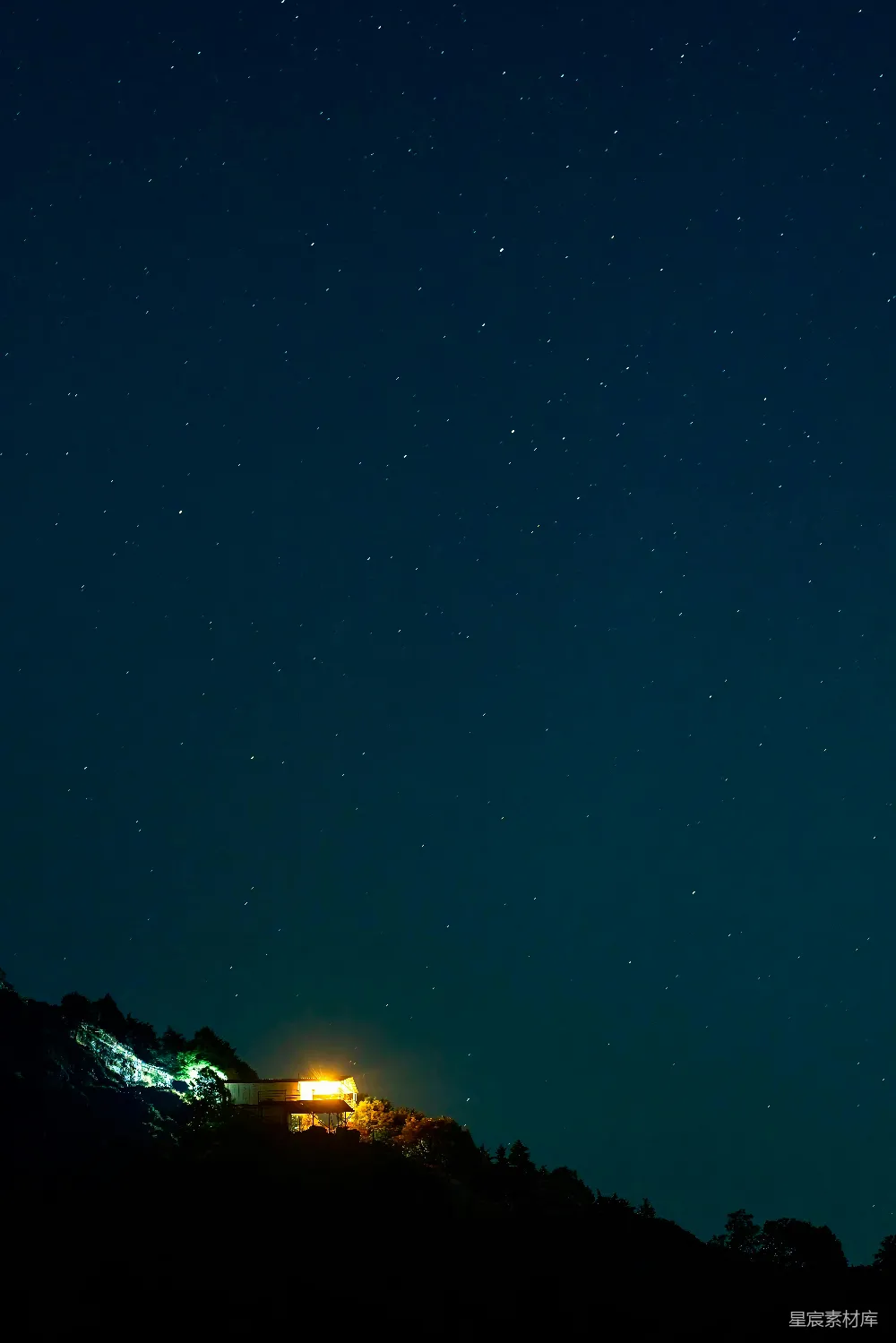 高清摄影 夜空 星空 山景 宁静 自然 星空下的山间小屋