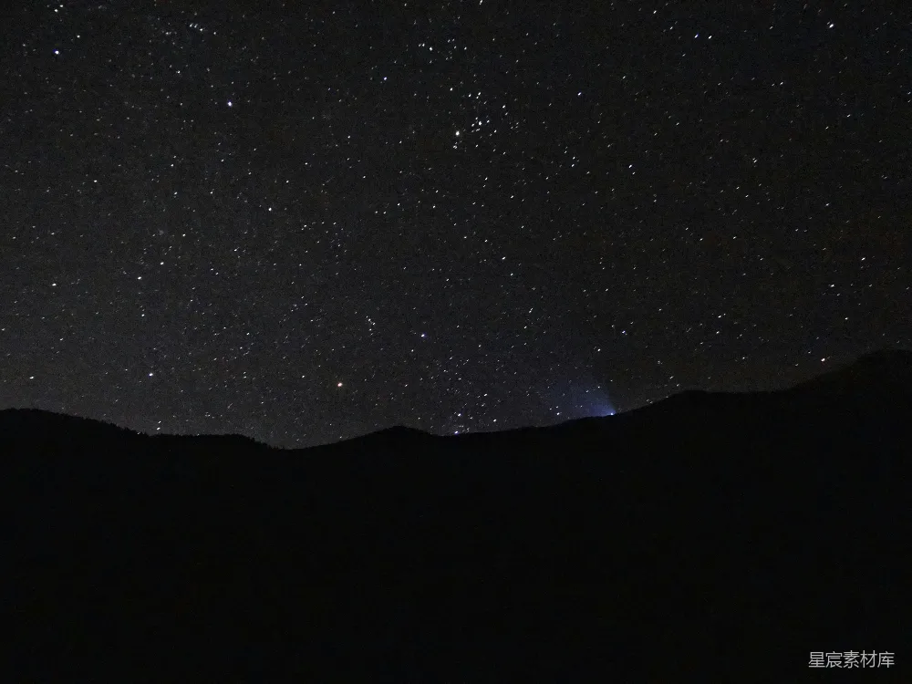 高清摄影 夜景 星空 山景 宁静 自然 山间夜空下的星星