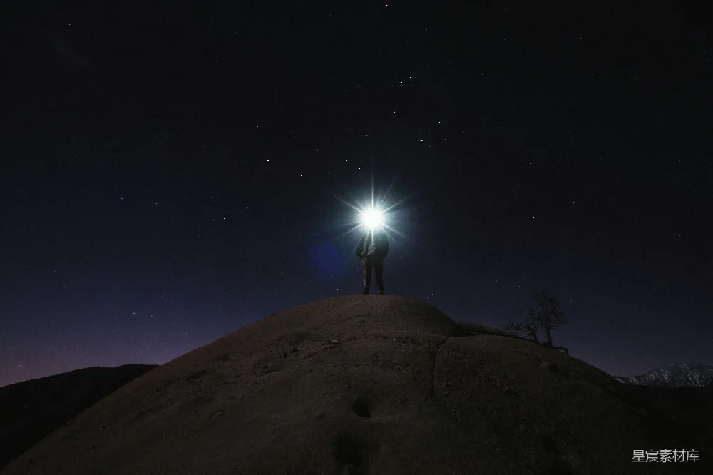 高清摄影 夜晚 自然 探险 孤独 星空 山顶星空下的探险者