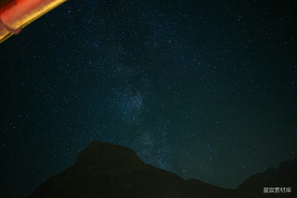 高清摄影 夜空 银河 山峰 自然风光 宁静 夜空下的山峰与银河