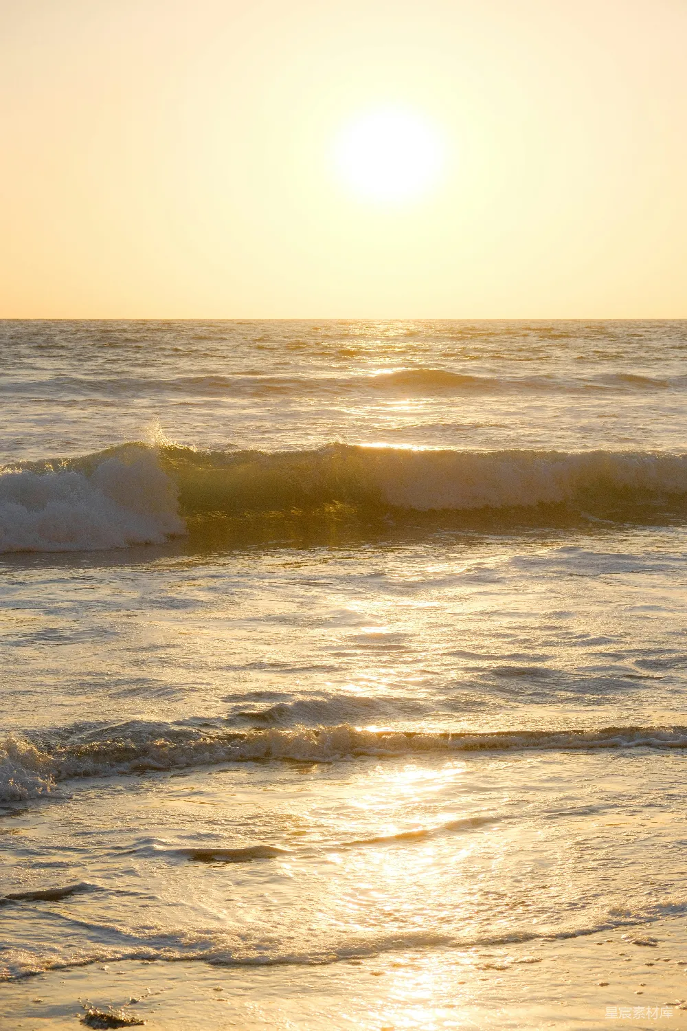 高清摄影 日落 海浪 自然风光 宁静 海滩 日落海浪