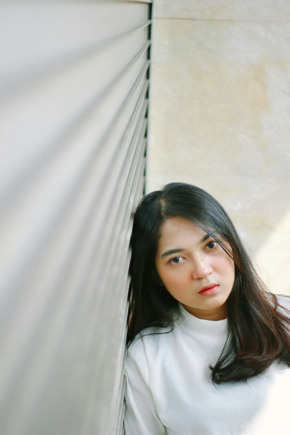 高清摄影 人物肖像 自然光 现代城市 日常生活 情绪表达 窗边的凝视