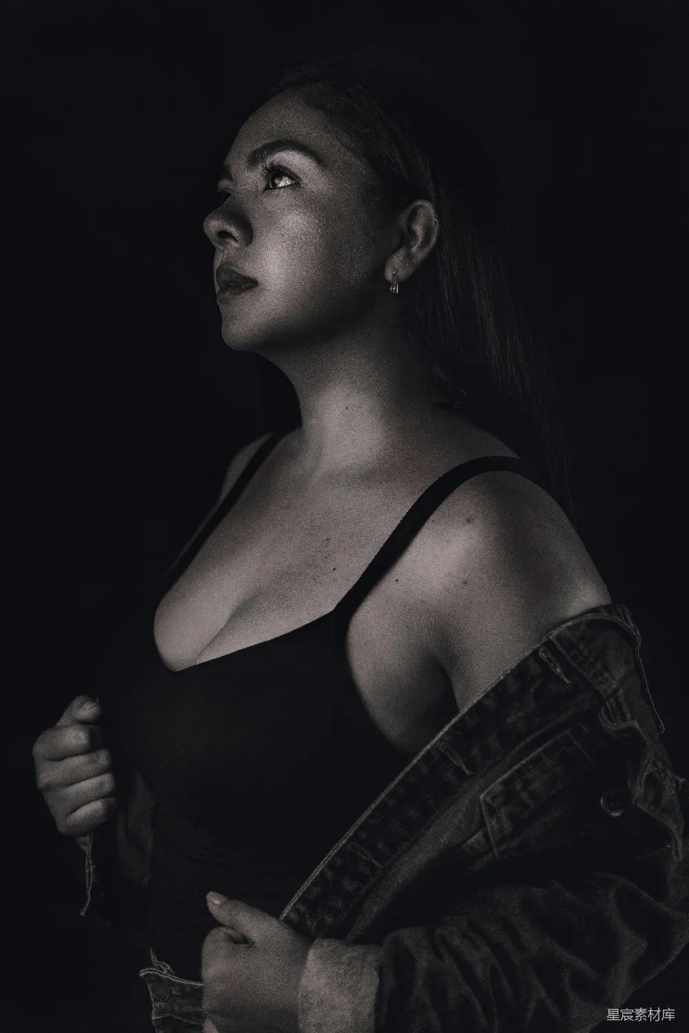 高清摄影 黑白摄影 女性肖像 自信 时尚 艺术 黑白光影中的自信女性