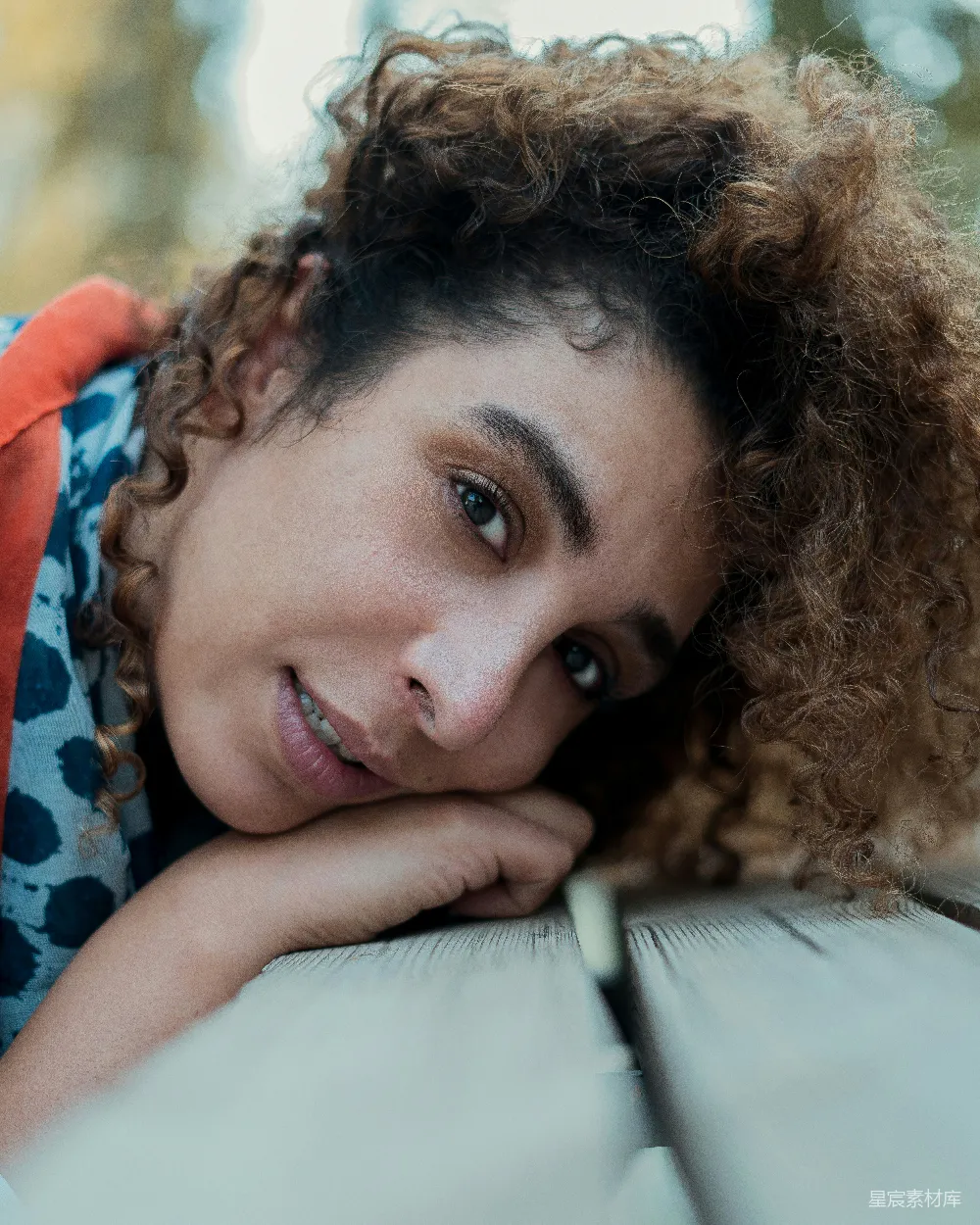高清摄影 自然光线 人物肖像 户外场景 温暖情绪 阳光下的微笑