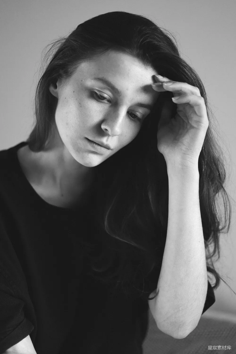 高清摄影 黑白色调 女性肖像 沉思 情感表达 艺术摄影 黑白色调的沉思女性