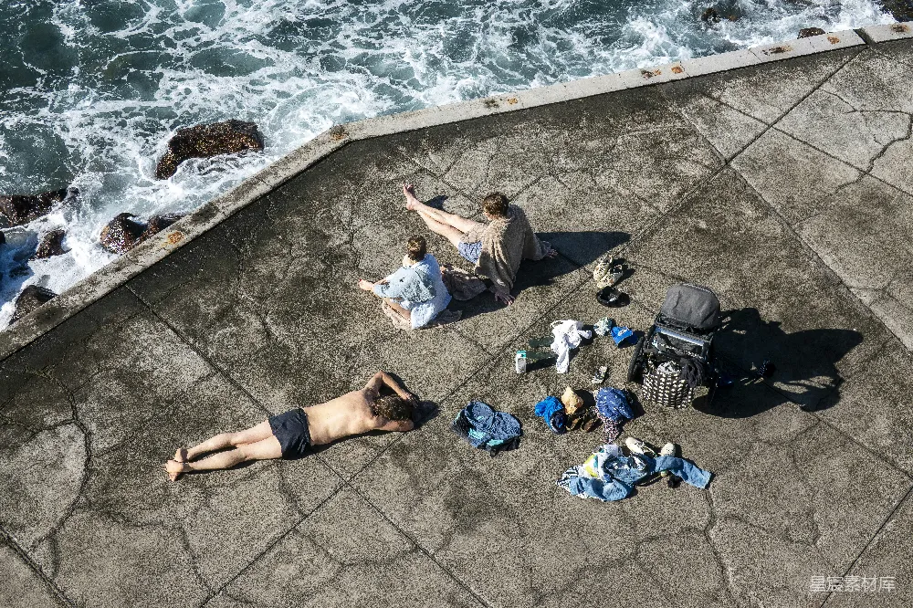 高清摄影 海滩 休闲 放松 自然 家庭 海岸边的悠闲时光