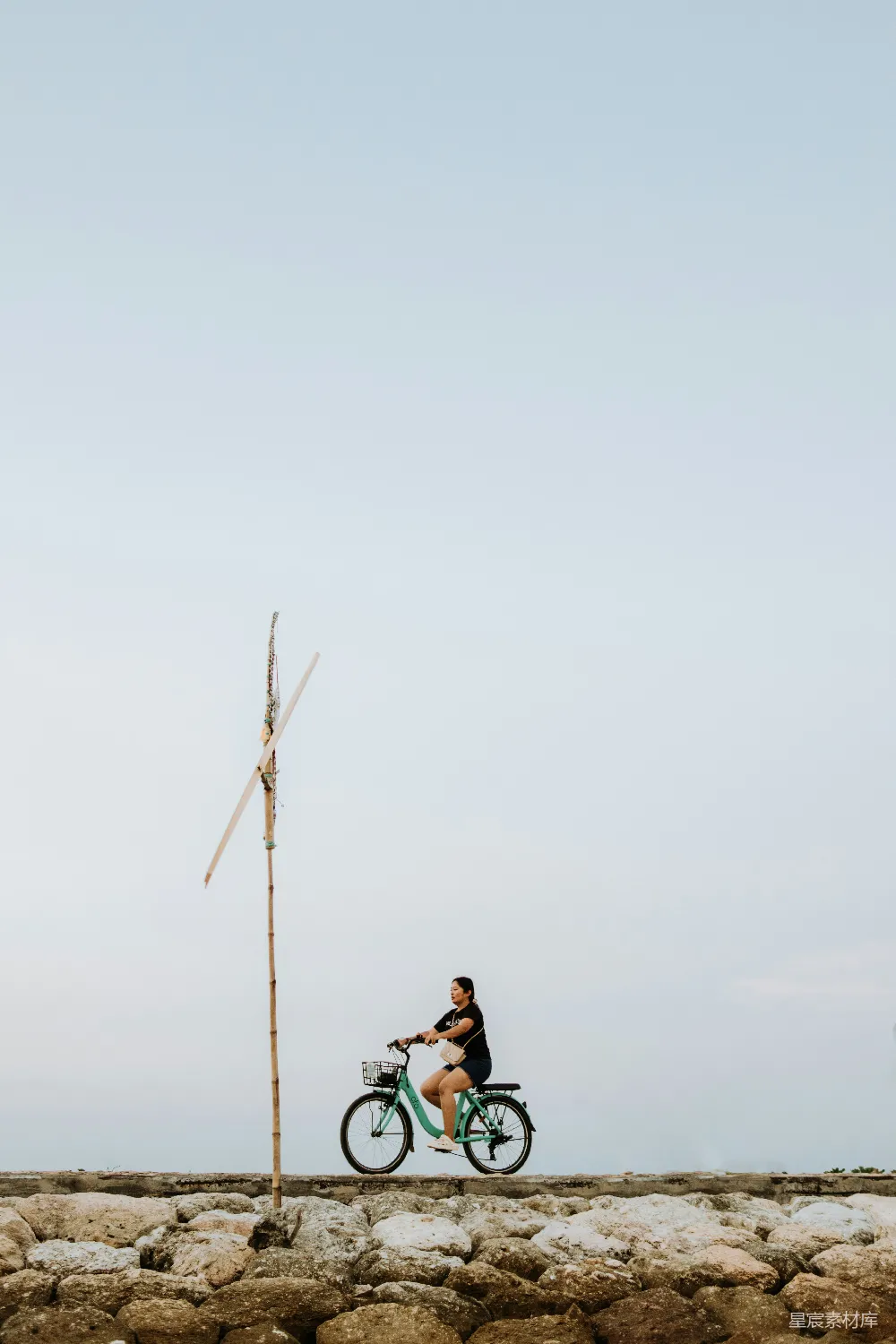 高清摄影 海边 骑行 宁静 自然 户外 海边骑行的宁静时光