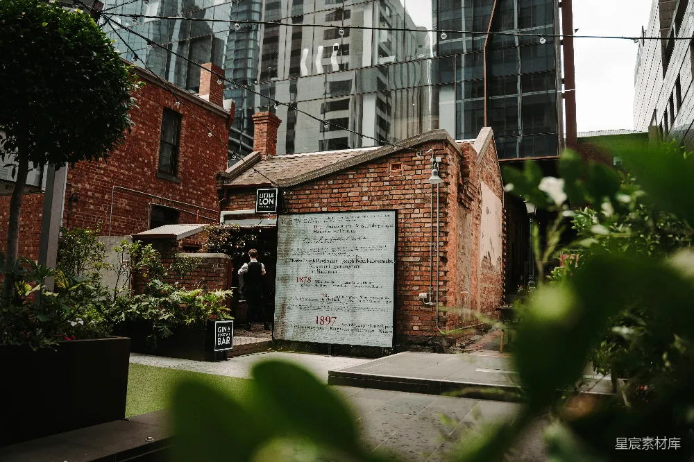 高清摄影 城市景观 复古建筑 现代都市 历史与现代结合 户外休闲 老砖墙建筑与现代都市的融合