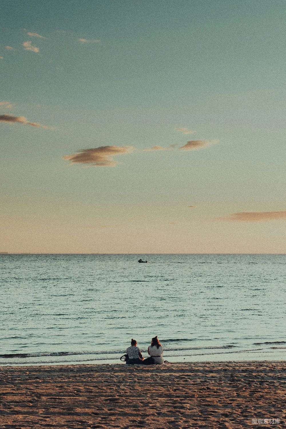 高清摄影 海滩 夕阳 休闲 情侣 自然 黄昏海滩上的静谧时光