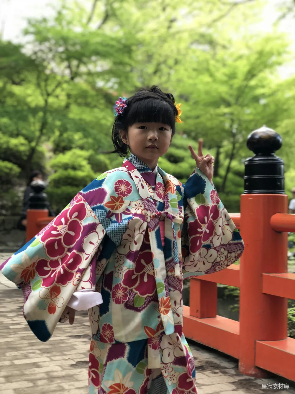 高清摄影 和服 儿童 传统服饰 户外 日本 穿着和服的小女孩