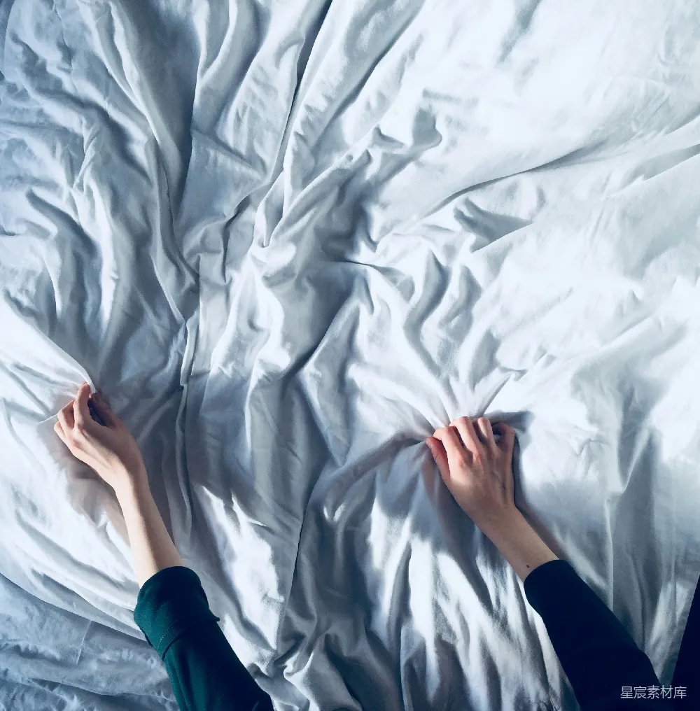 高清摄影 早晨 床铺 手 简洁 温馨 早晨的床铺与手