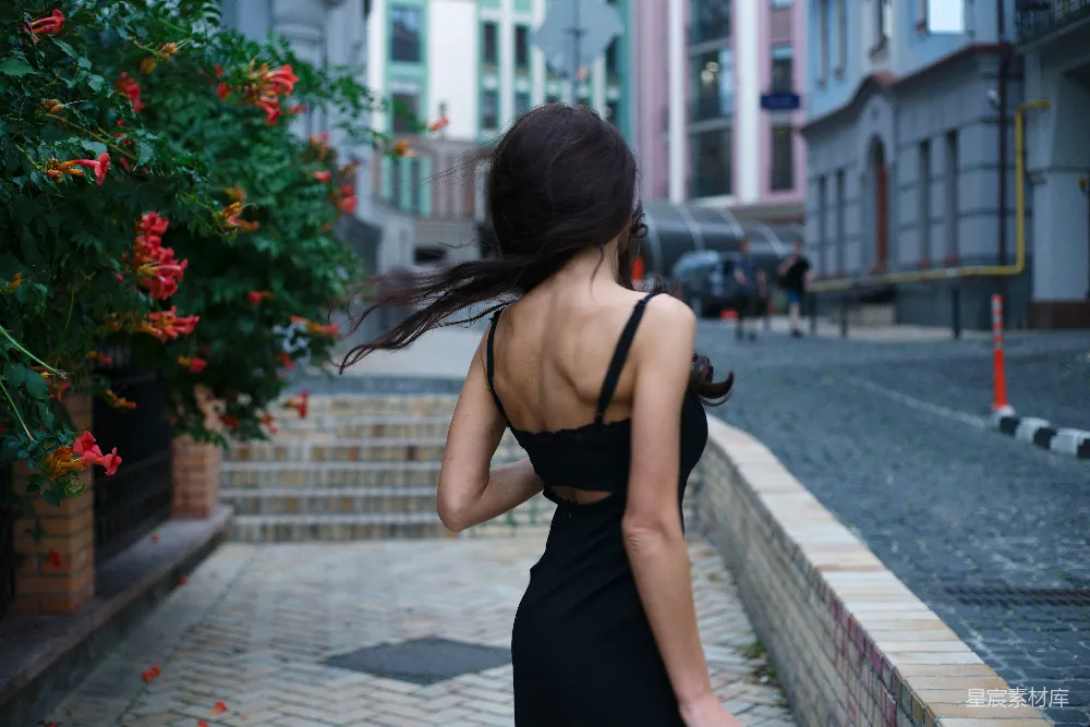 高清摄影 城市 女性 背影 花朵 街景 城市中的背影