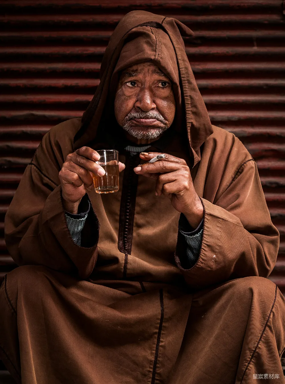 高清摄影 老年人 街头摄影 茶馆文化 日常生活中的人物 生活场景 街头的老者：茶与烟的午后时光