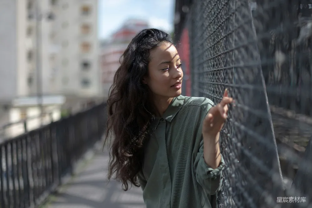 高清摄影 城市 青春 思考 人物 户外 凝视远方的都市女孩