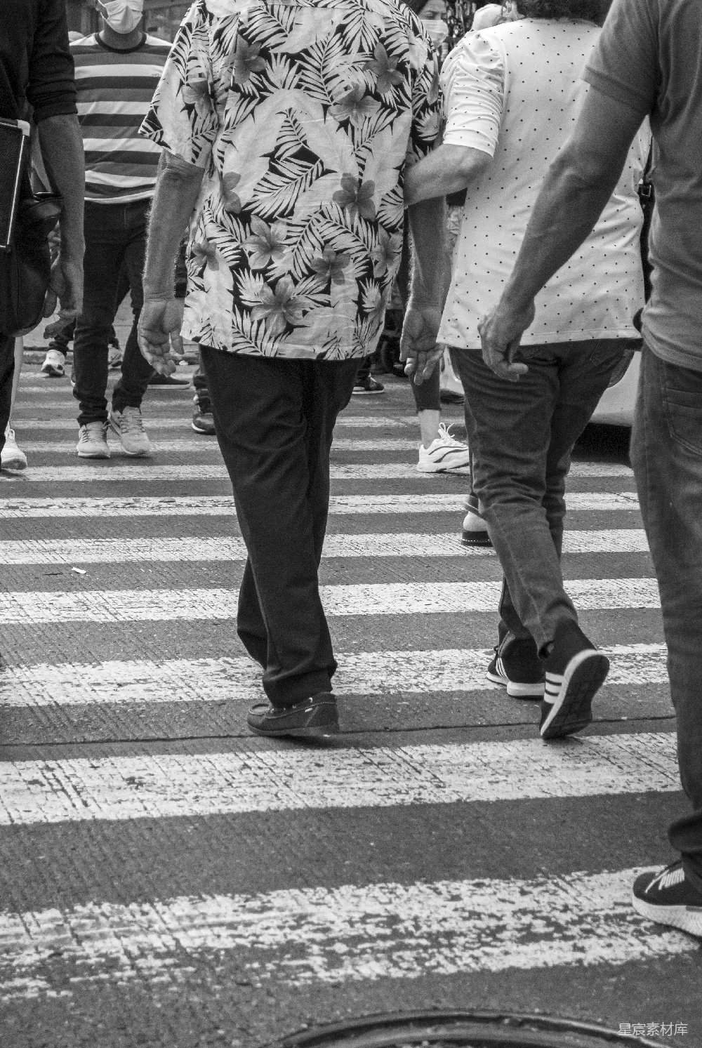 高清摄影 黑白照片 城市生活 行人 街景 街头的交叉点