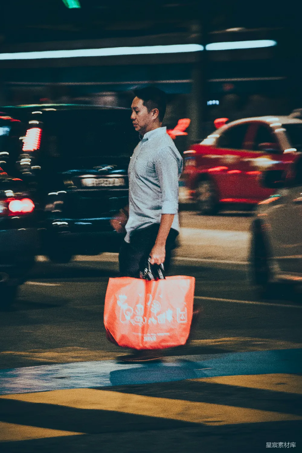 高清摄影 夜晚 行人 都市生活 忙碌 都市 夜行的上班族
