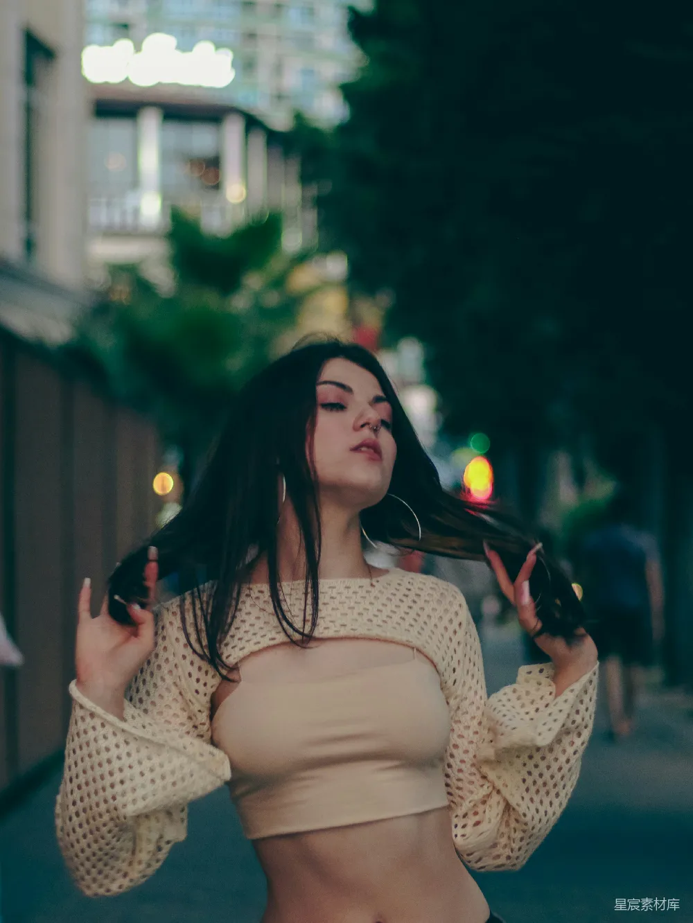 高清摄影 夜晚 街景 时尚 女性 城市 夜晚街景中的时尚女性