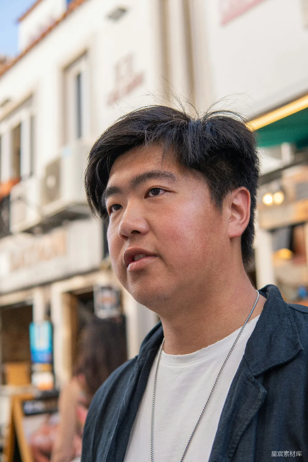 高清摄影 人物肖像 街头生活 时尚穿搭 日常场景 街边的年轻男子
