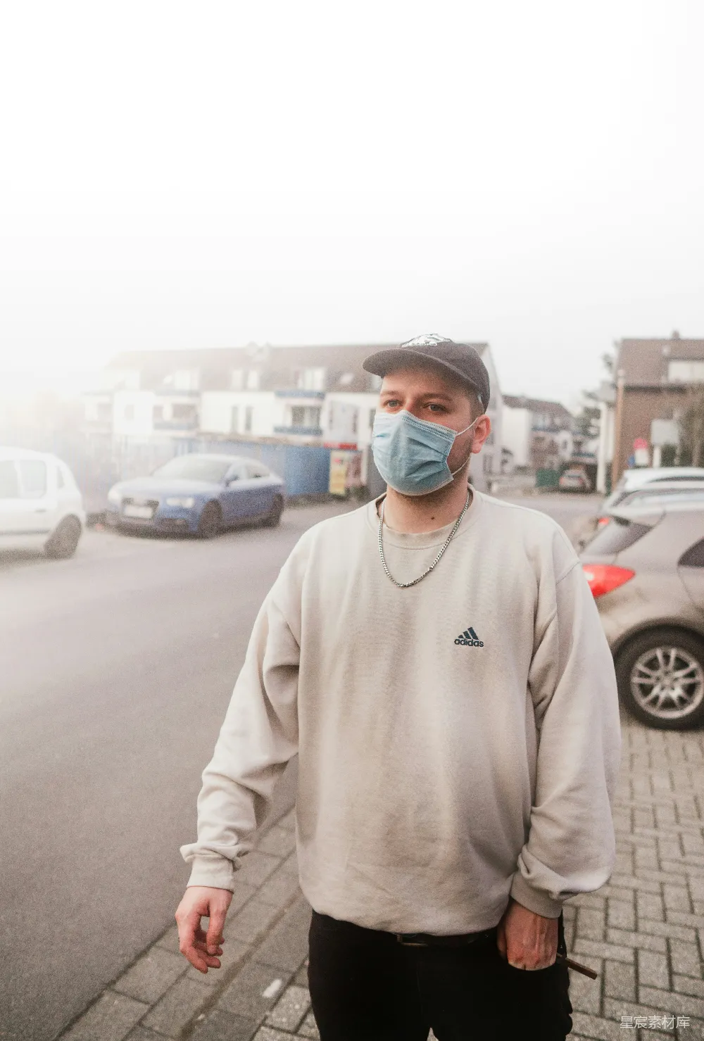 高清摄影 城市生活 街头摄影 口罩 雾天 年轻人 雾中街景：戴口罩的年轻人