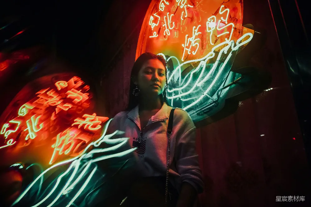 高清摄影 夜景 城市生活 时尚 街头文化 夜晚 霓虹灯下的夜市女孩