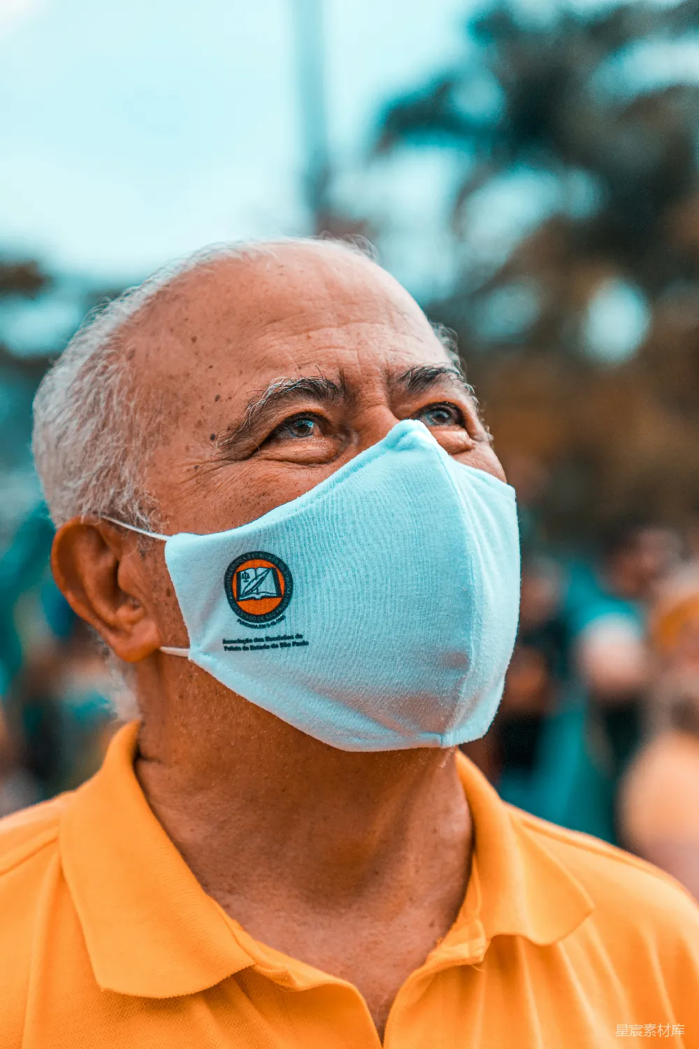 高清摄影 口罩 老人 户外 防护 健康 佩戴口罩的老人