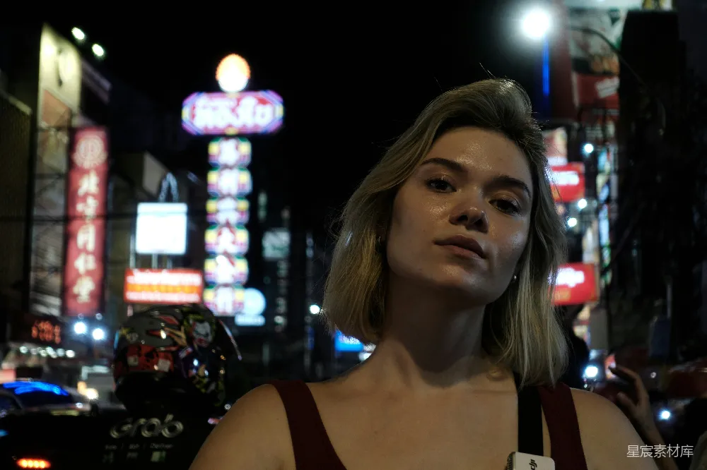 高清摄影 夜晚 都市 人物 街头 夜景 夜晚街头的年轻女子