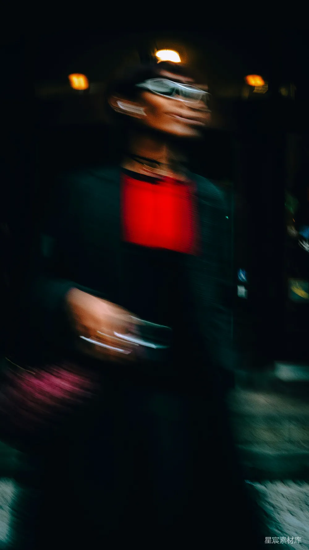 高清摄影 夜间 模糊 行人 街景 动感 夜间行人的模糊剪影