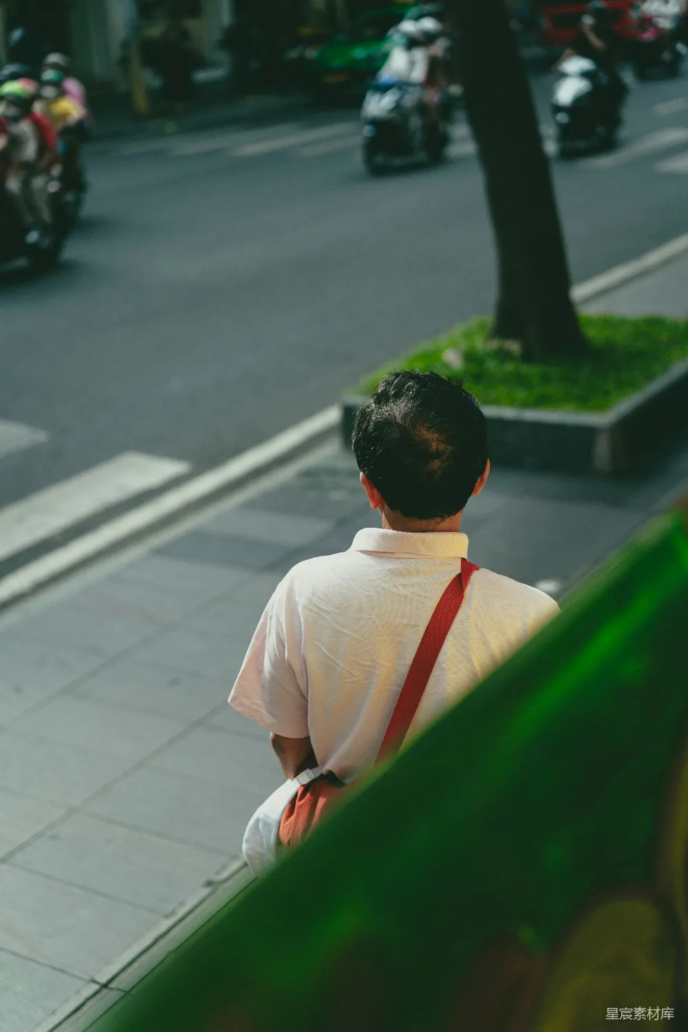 高清摄影 城市生活 背影 街头摄影 日常瞬间 城市美学 背影中的城市角落