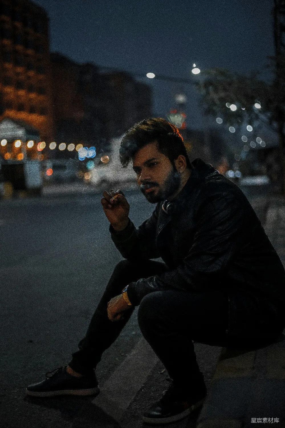 高清摄影 夜晚 城市 思考 烟雾 孤独 夜色中的思考者