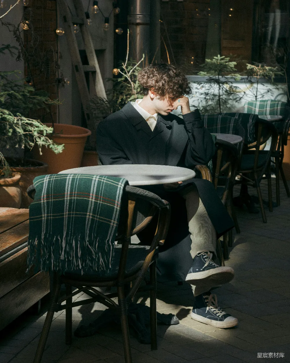 高清摄影 静谧 自然 思考 休闲 生活 午后庭院中的沉思者