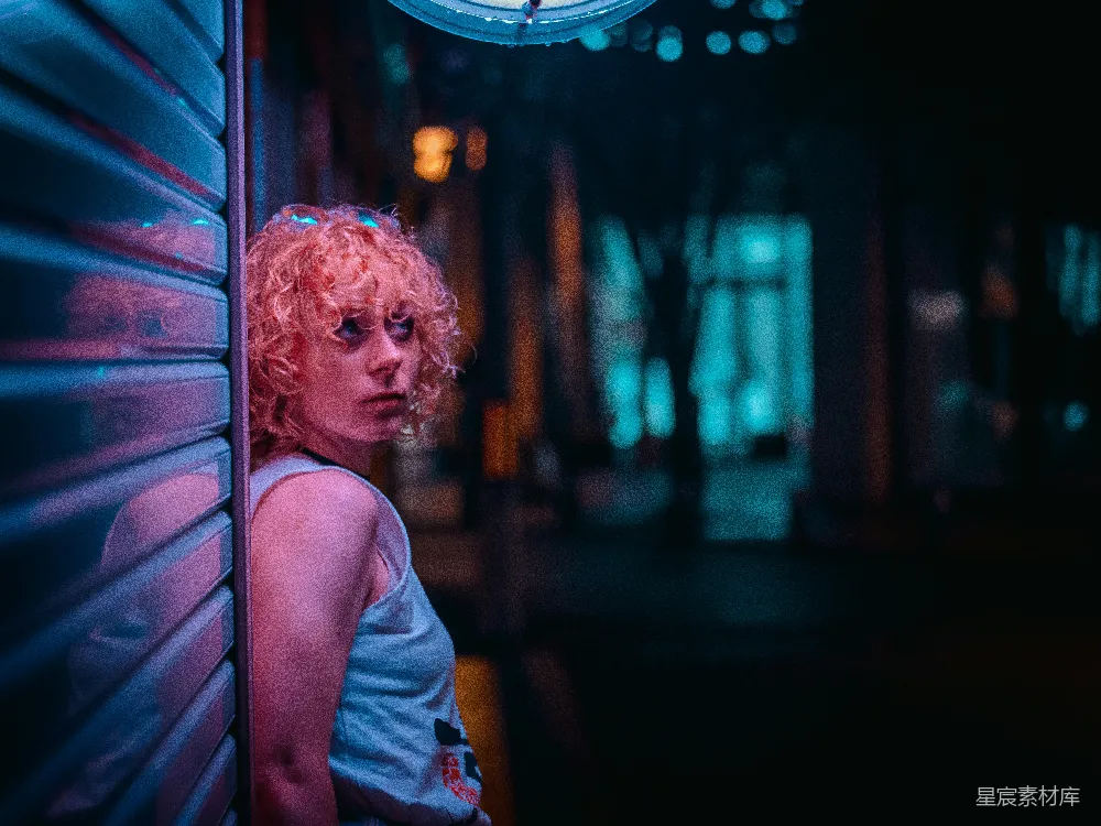 高清摄影 夜晚 红发 城市氛围 孤独 街头摄影 夜色中的红发女孩