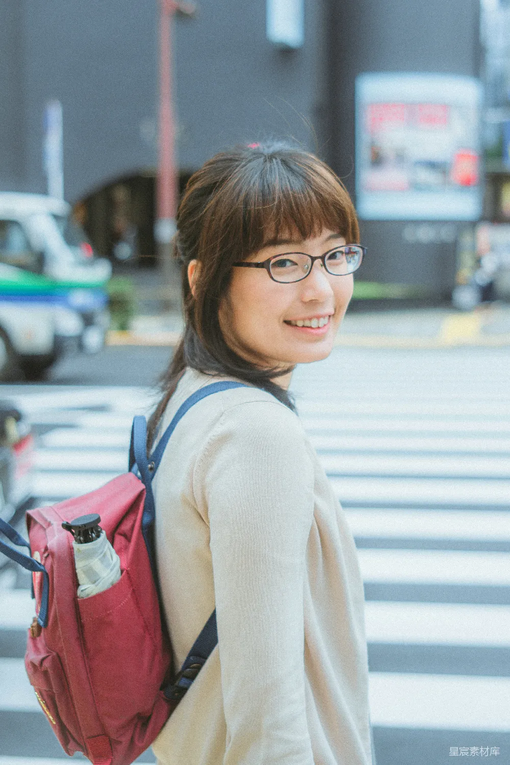 高清摄影 城市生活 青春 街头摄影 自然光 日常 都市中的微笑女孩