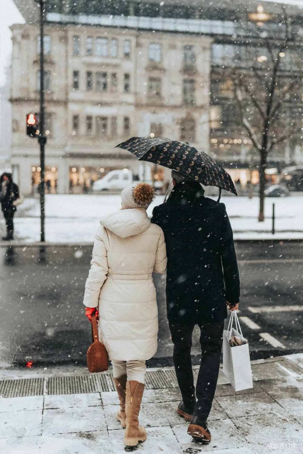 高清摄影 情侣 冬季 浪漫 城市 雪景 雪中漫步