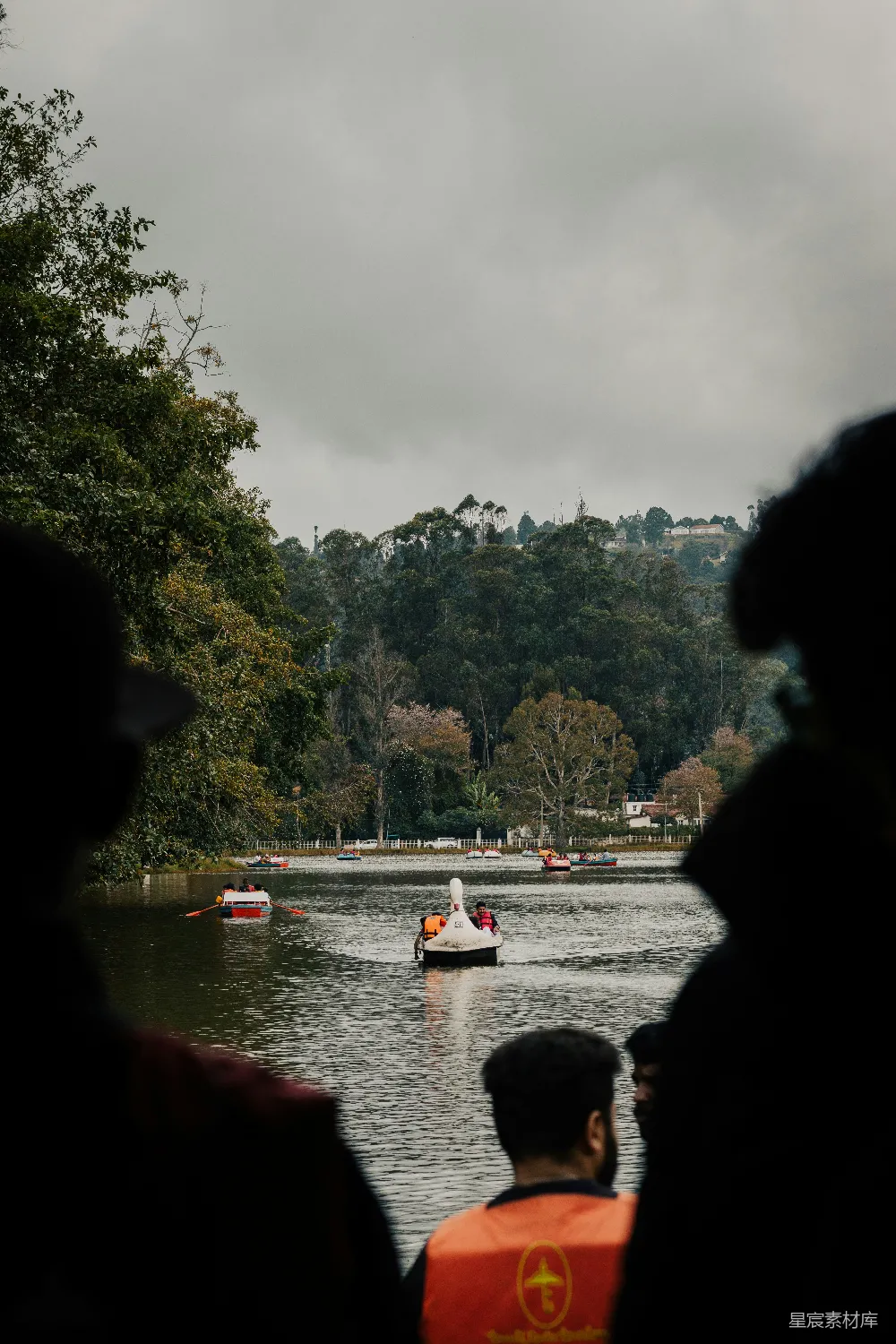高清摄影 湖景 划船 休闲 自然 户外活动 湖畔划船体验