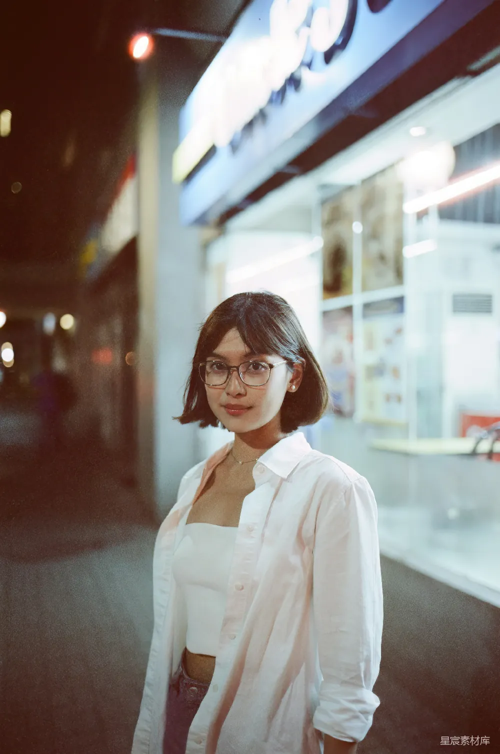高清摄影 夜景 时尚 都市 人物 夜生活 现代都市夜景中的年轻女性