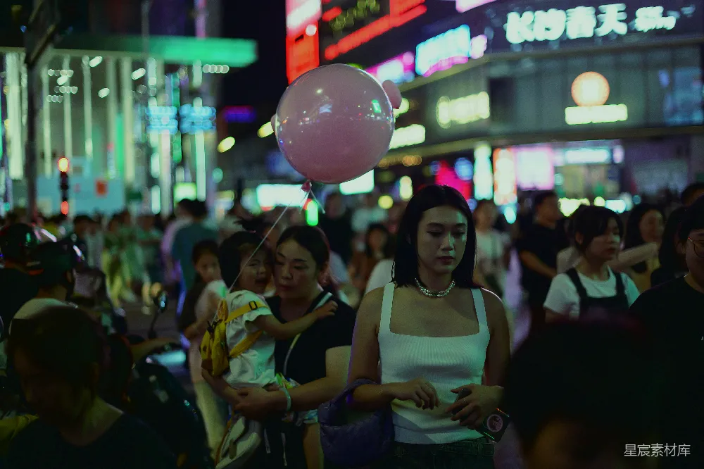 高清摄影 夜市 人群 粉色气球 城市生活 休闲 夜市中的粉色气球