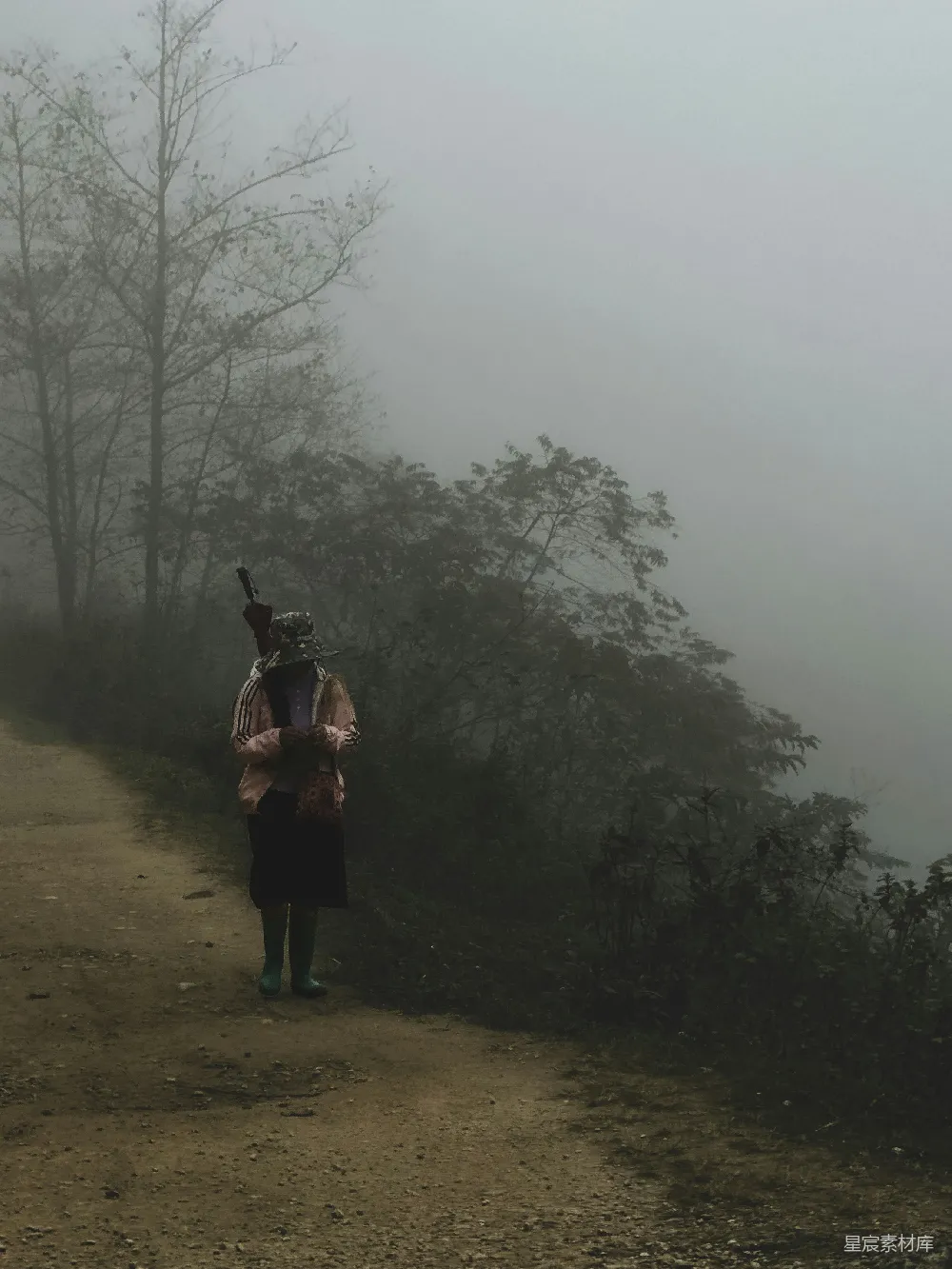 高清摄影 雾中人 孤独 乡村 旅行 自然 雾中行者