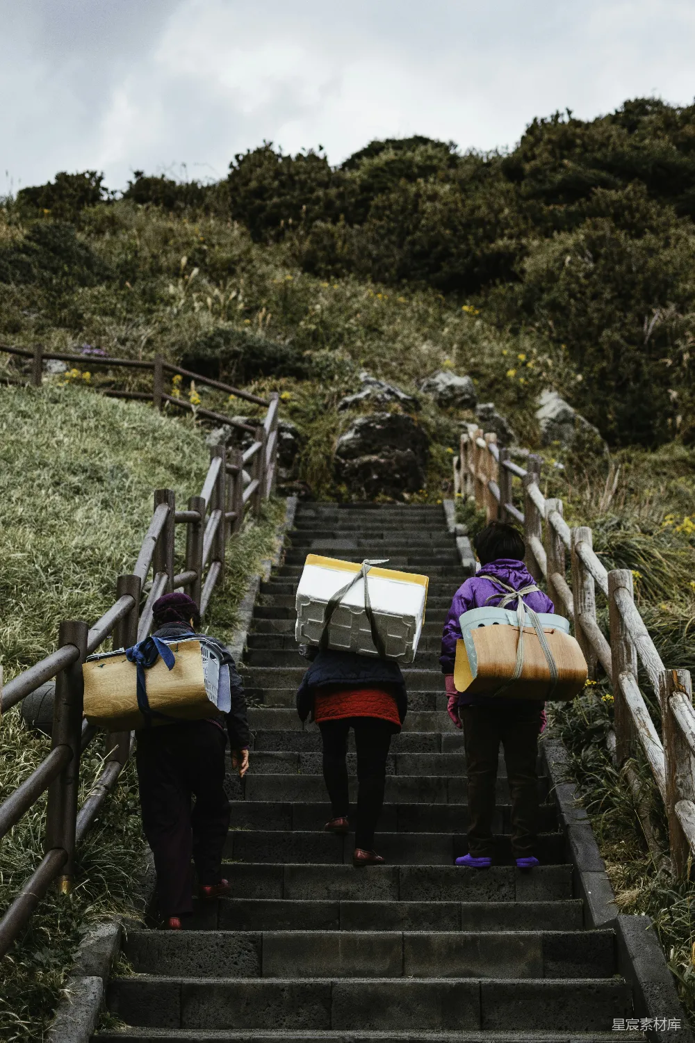 高清摄影 旅行 爬山 日常 户外 人像 背负重物的行人