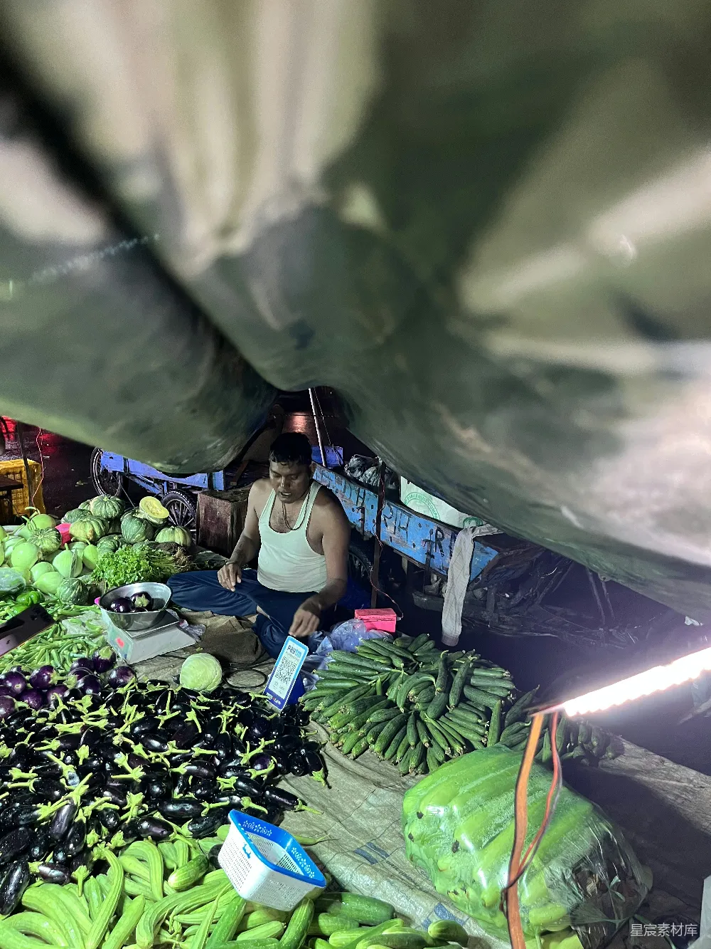 高清摄影 夜市 蔬菜 摊贩 街头 生活 夜市摊上的蔬菜商贩