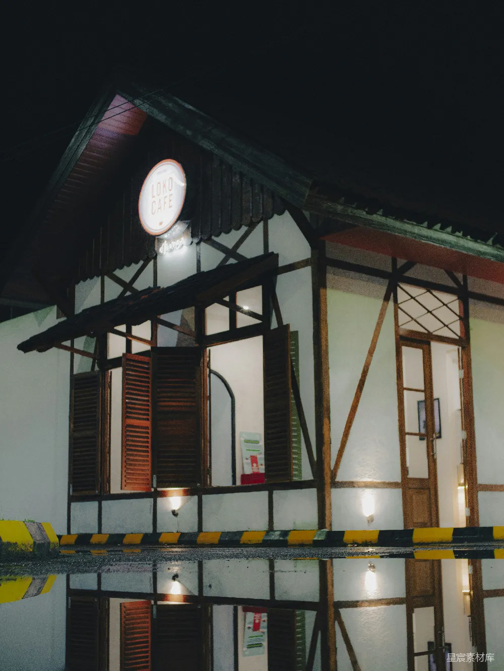 高清摄影 咖啡馆 夜晚 建筑 反射 城市 夜晚的LOKO CAFE