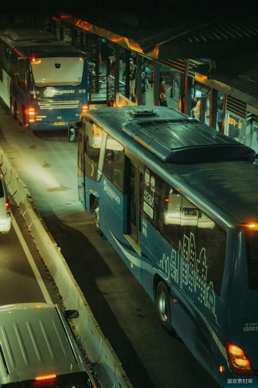 高清摄影 公交车 夜景 城市生活 公共交通运输 都市氛围 夜色中的公交车站