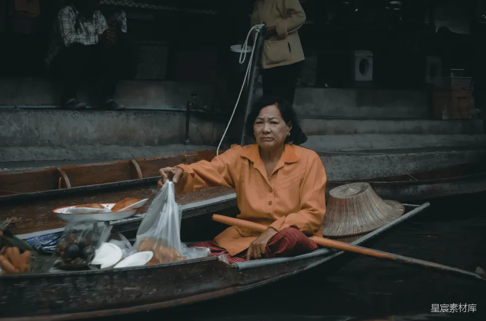高清摄影 水上市场 小贩 传统 日常生活 泰国 水上市场的小贩