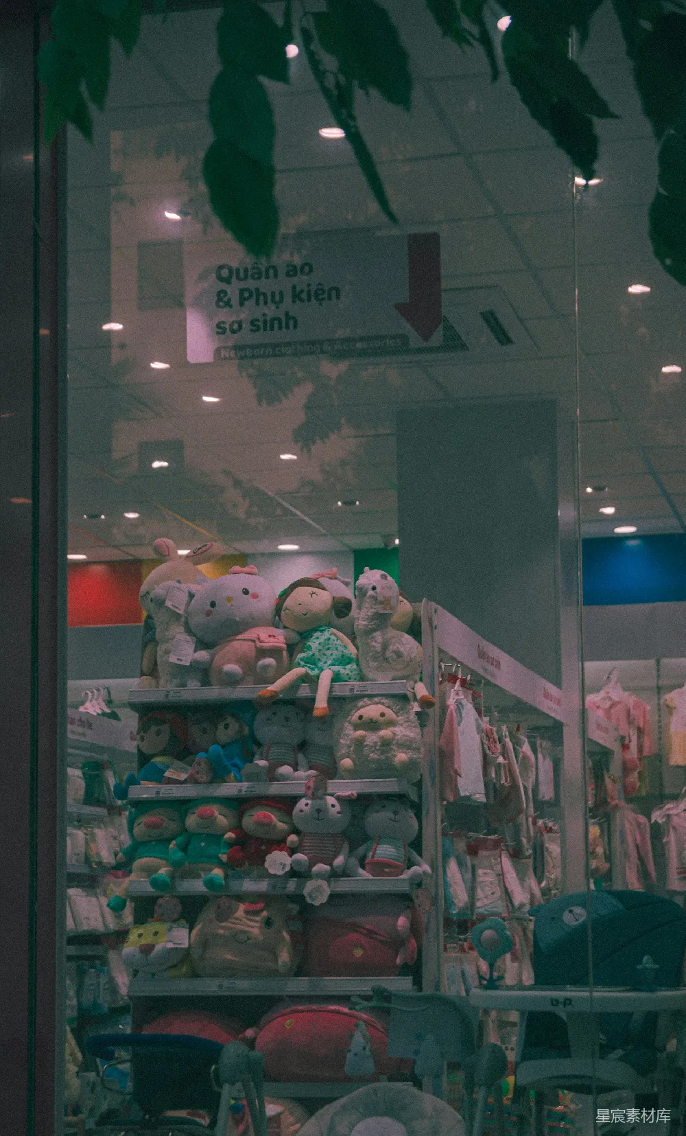 高清摄影 婴儿用品 玩具 商店 橱窗 温馨 婴儿用品店的橱窗