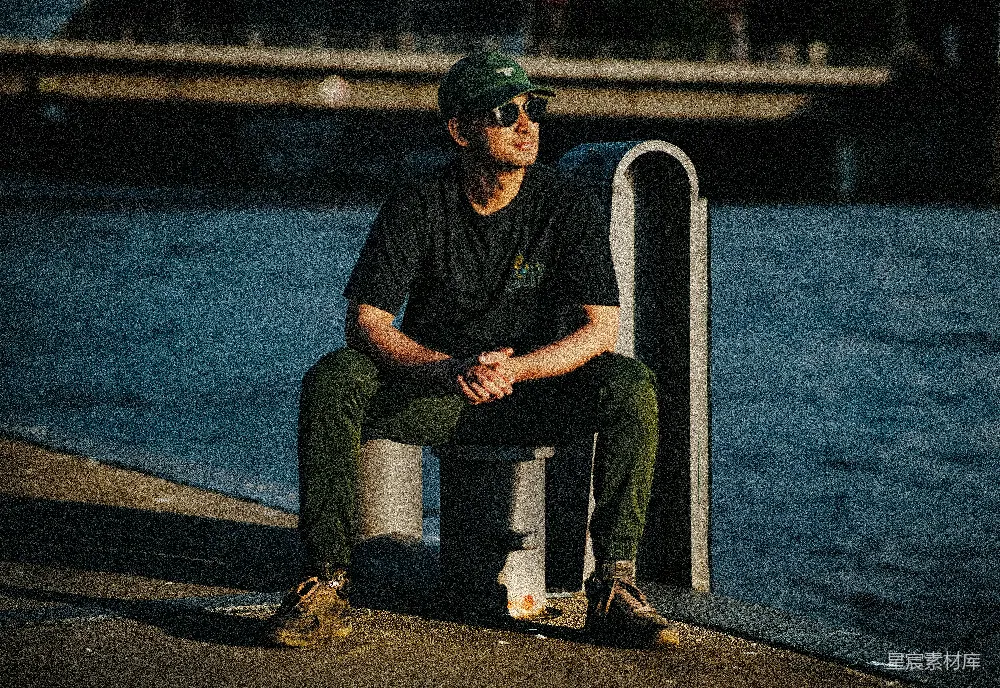 高清摄影 夜晚 码头 思考 人物 休闲 夜晚码头的思考者