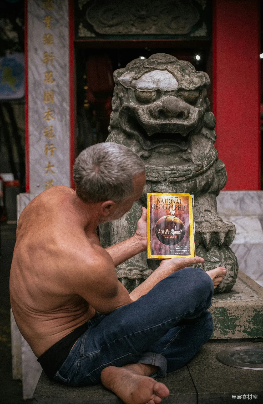 高清摄影 街头摄影 阅读 思考 文化 静谧 阅读与沉思：街头的宁静时刻