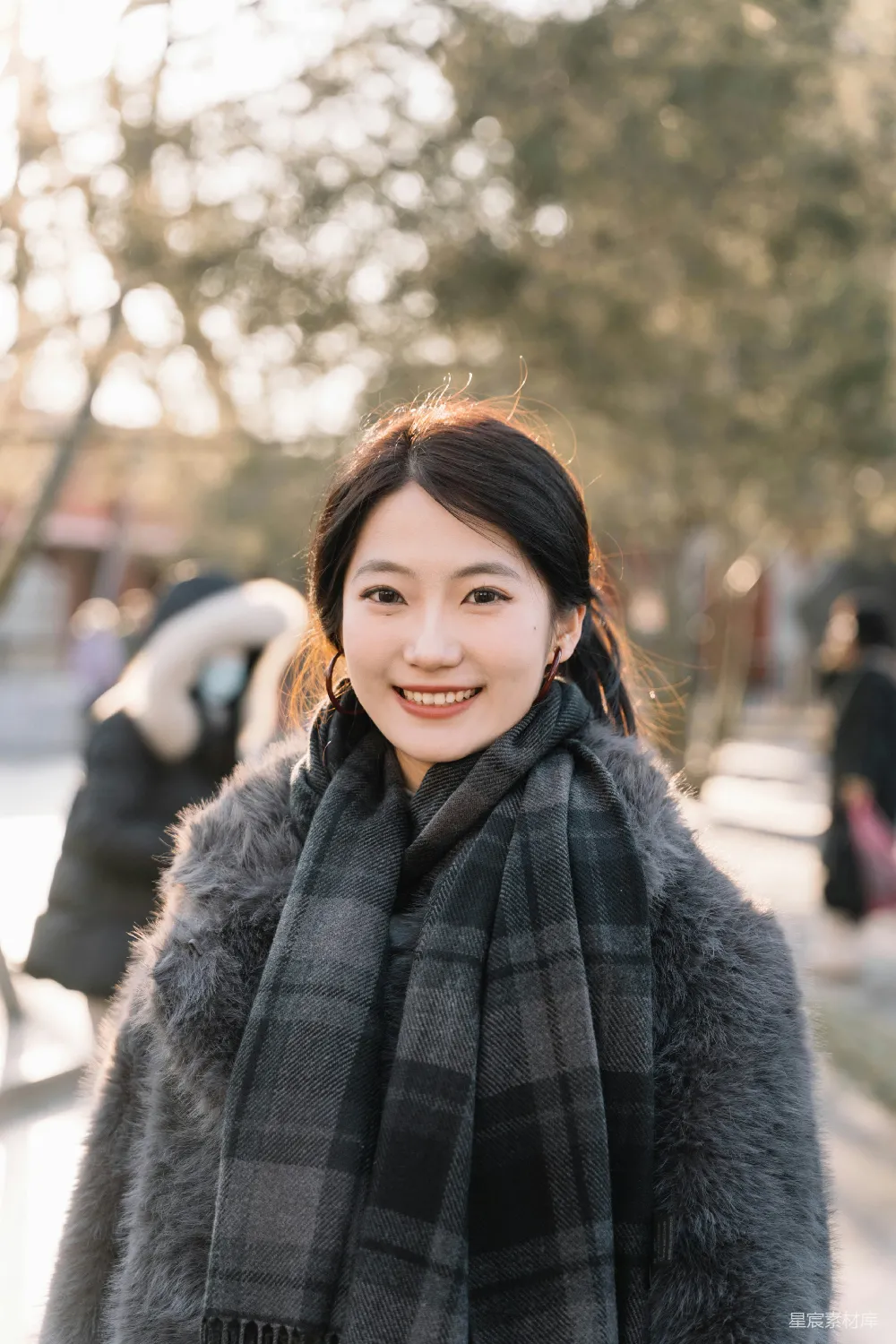 高清摄影 冬季 阳光 笑容 户外 自然 冬日阳光下的微笑