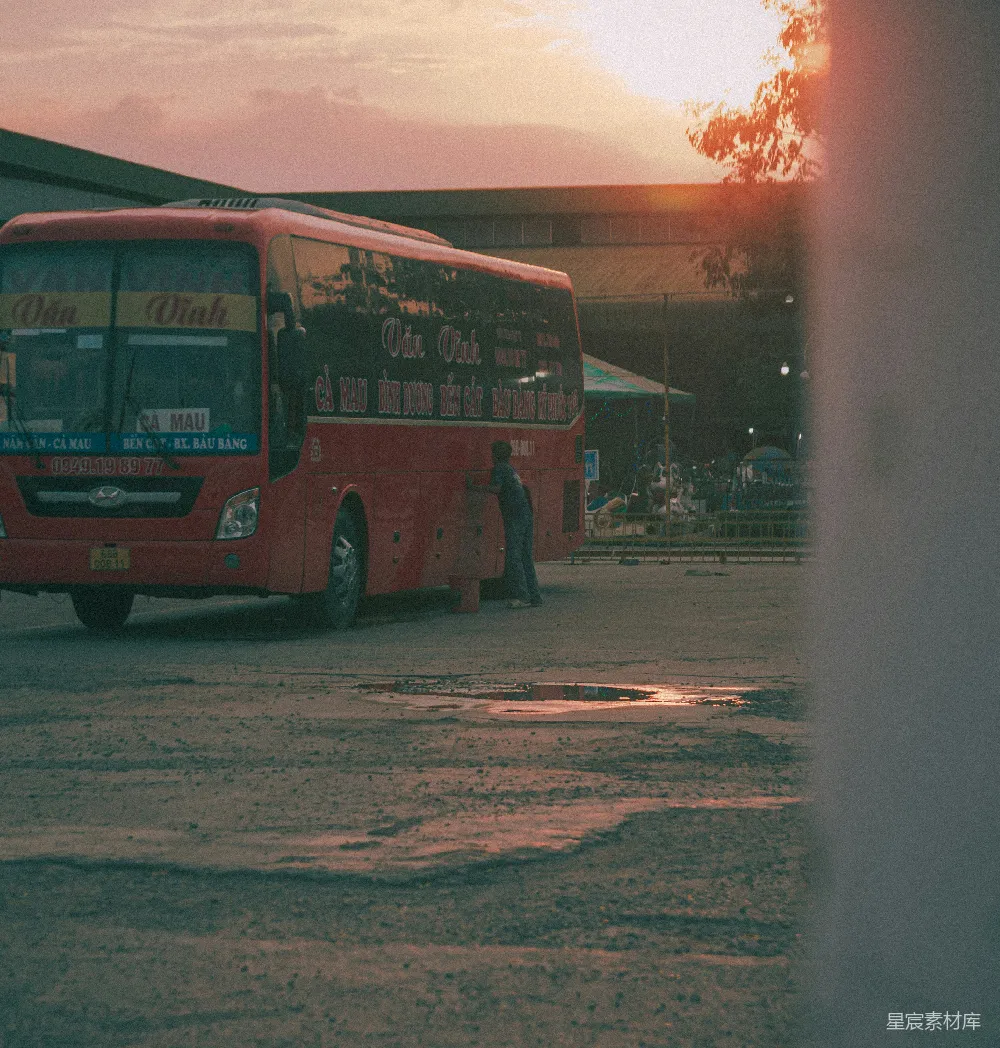 高清摄影 夕阳 红色 长途巴士 城市 旅行 夕阳下的红色长途巴士