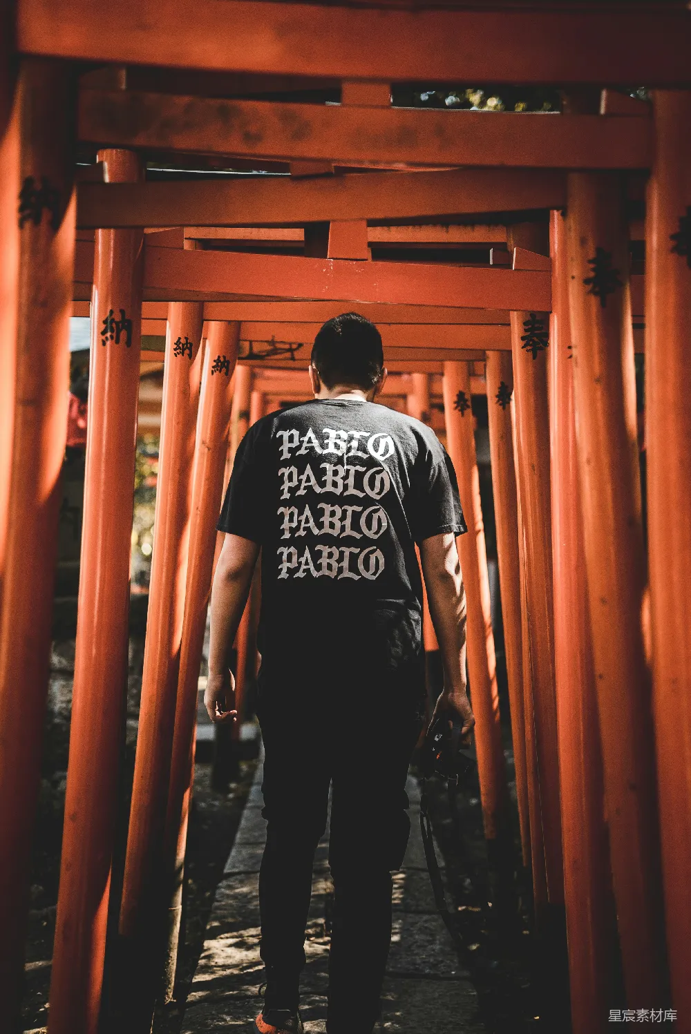 高清摄影 旅行 日本 京都 红色 鸟居 穿过红色鸟居的男人