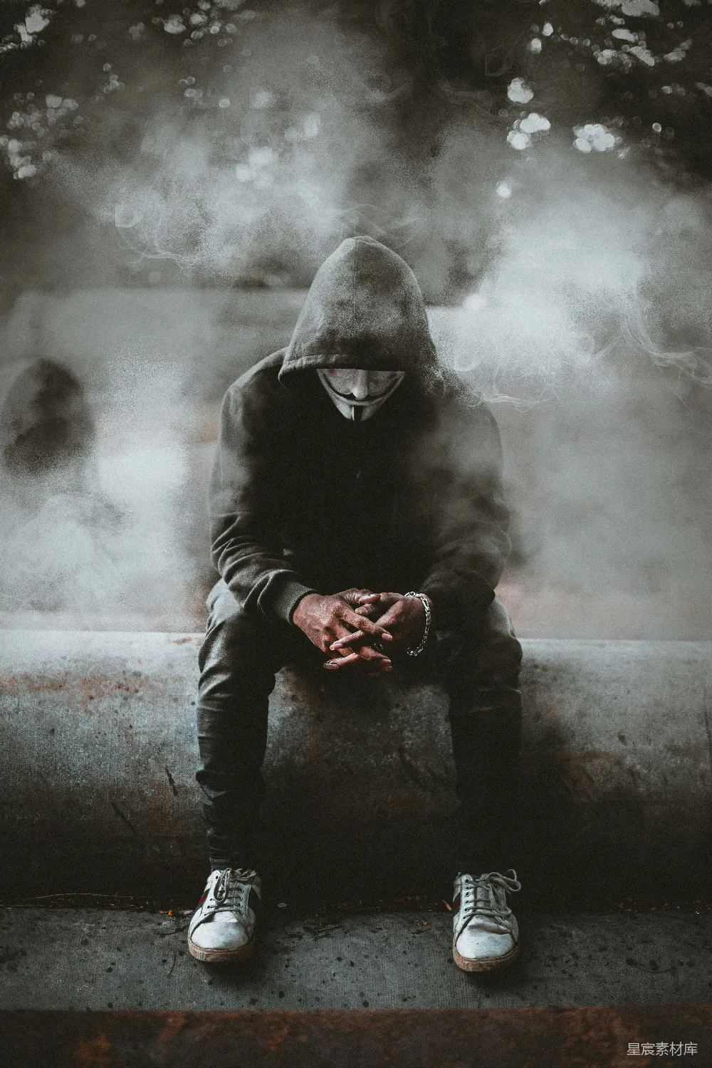 高清摄影 街头摄影 阴郁氛围 蒙面人 烟雾缭绕 孤独 阴郁街头的蒙面人