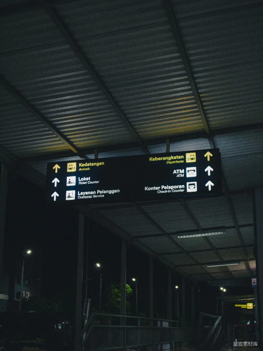 高清摄影 车站 指示牌 夜间 方向 旅行 夜间车站指示牌